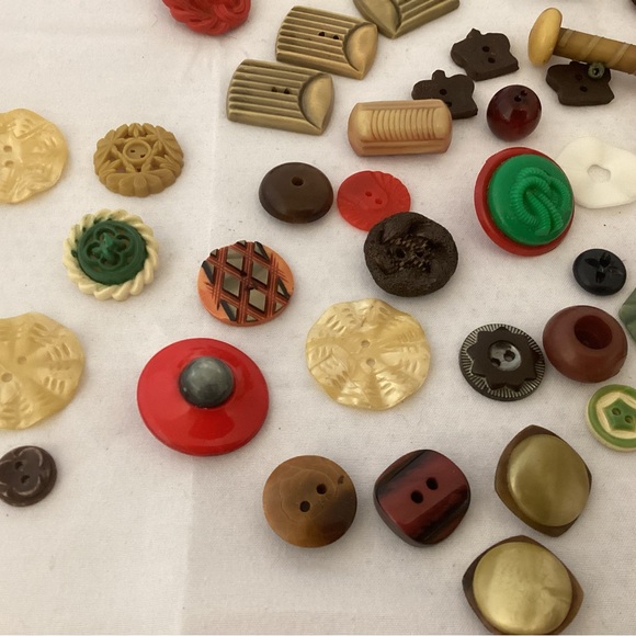 Collector old plastics sewing buttons - Picture 3 of 8